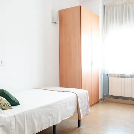 Residencia Universitaria Resa Sant Jordi Hostel *