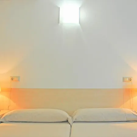 Residencia Universitaria Resa Sant Jordi Hostel *